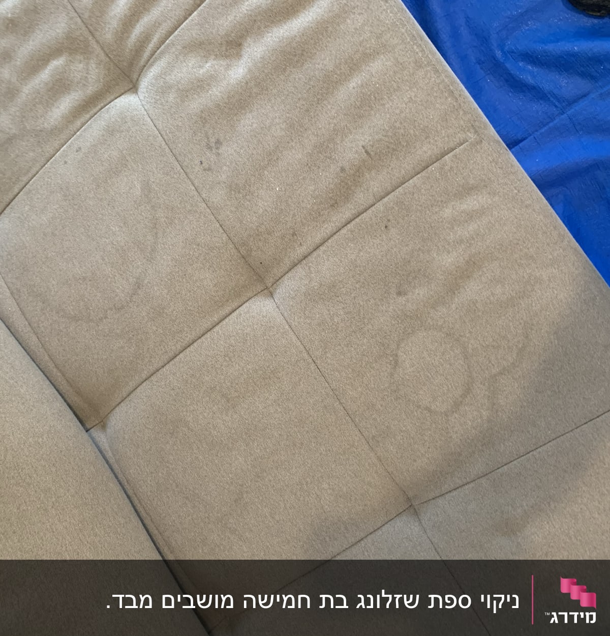 ספה עם כתמים על ריפוד בד בהיר